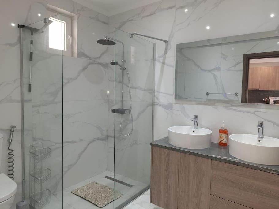Luxury One Bedroom - Seafront Апартаменти Лімасол